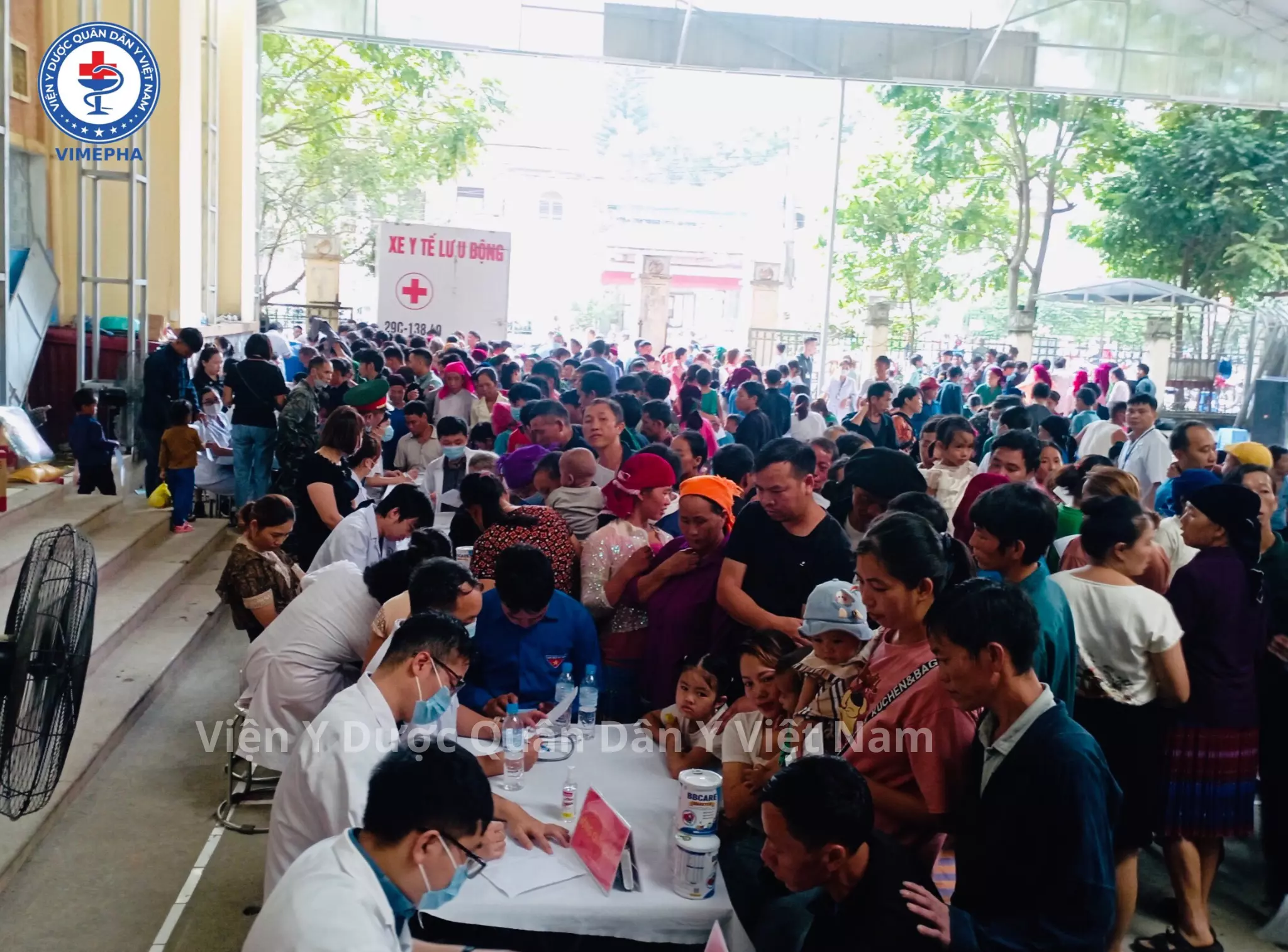 Bà con đến khám chữa bệnh Bà con đến khám chữa bệnh