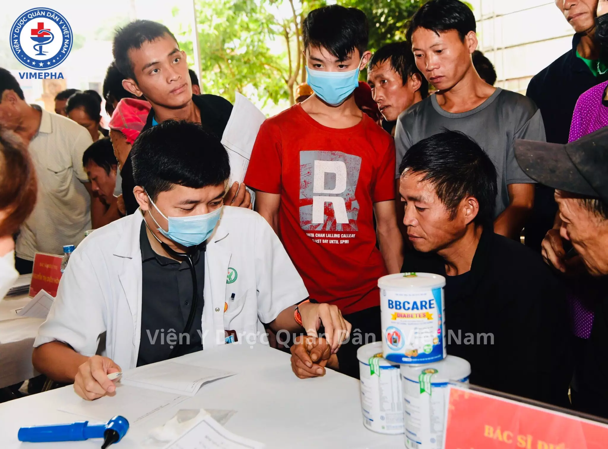 Bác sỹ khám chữa bệnh cho người dân Bác sỹ khám chữa bệnh cho người dân