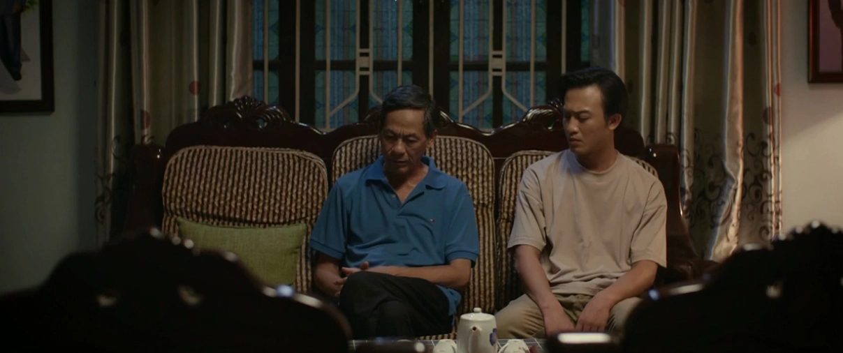 Bố Toại ngồi lặng trong phòng khách