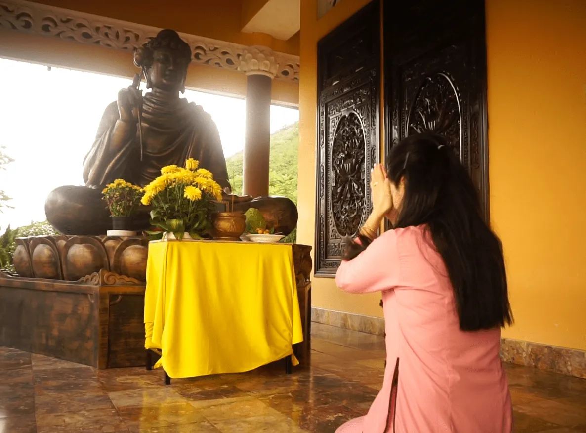 Đi chùa sám hối mùa Vu Lan