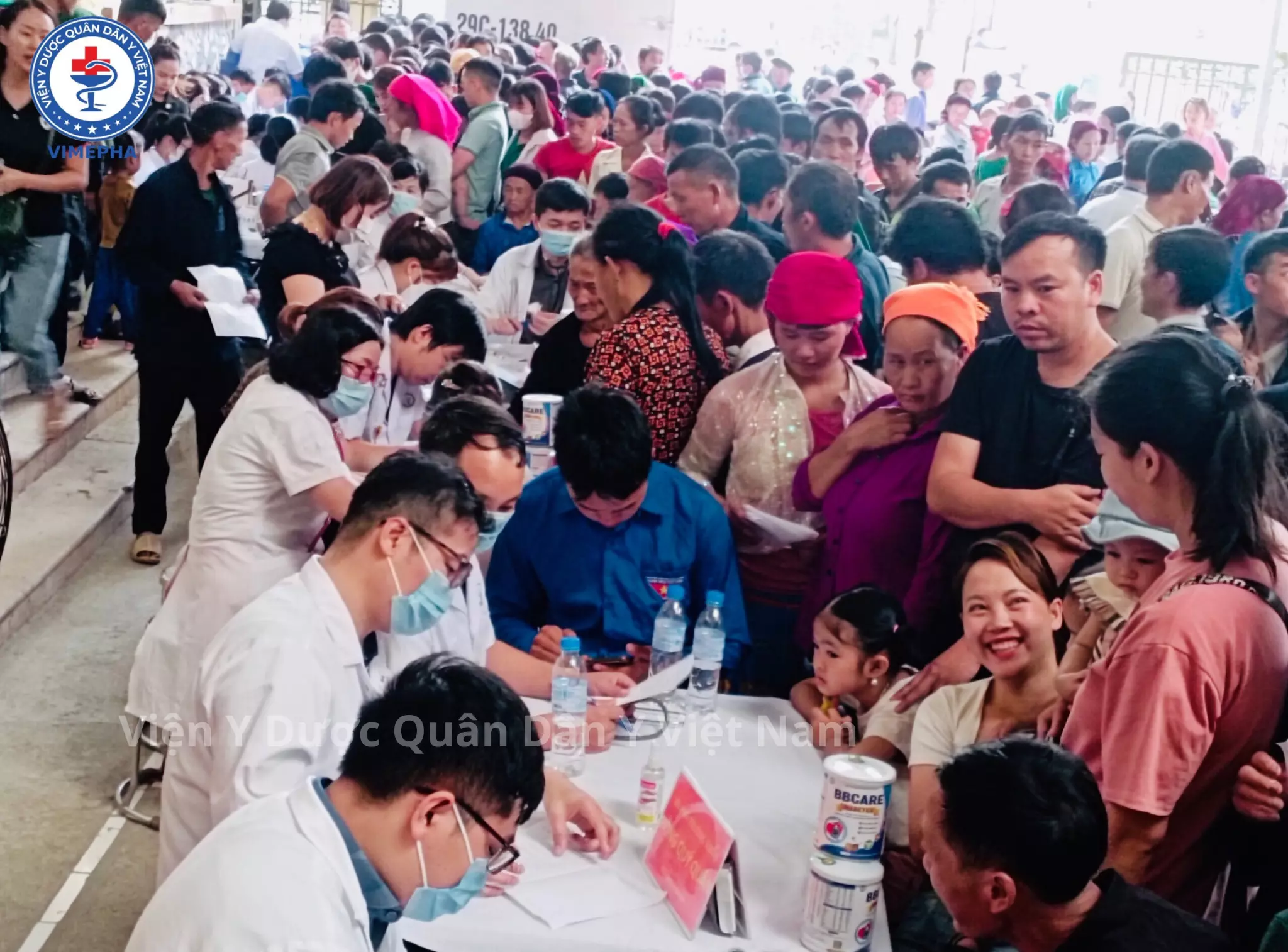 Khung cảnh khám chữa bệnh Khung cảnh khám chữa bệnh