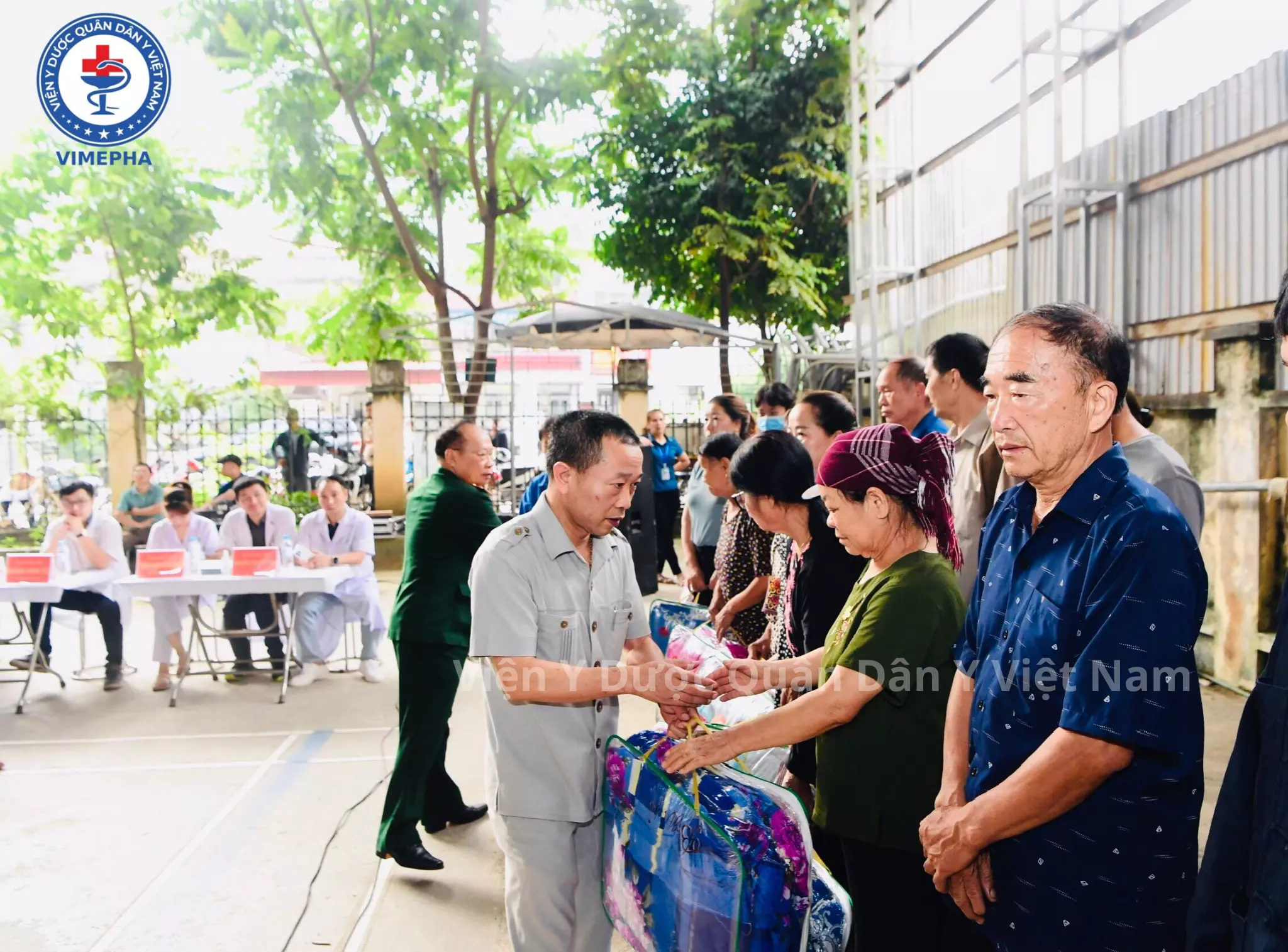 Viện trưởng Viện Y Dược Quân Dân Y trao quà tặng